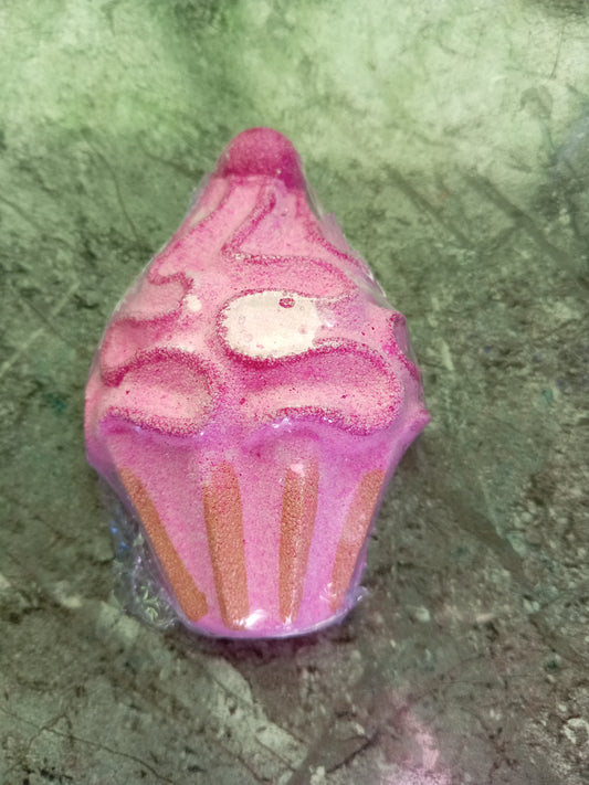 Cup cake red berry sorbet scented bath bomb 78g